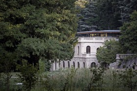 Auberge des Dauphins, Forêt de Saoû<br>Atelier Philippe Madec