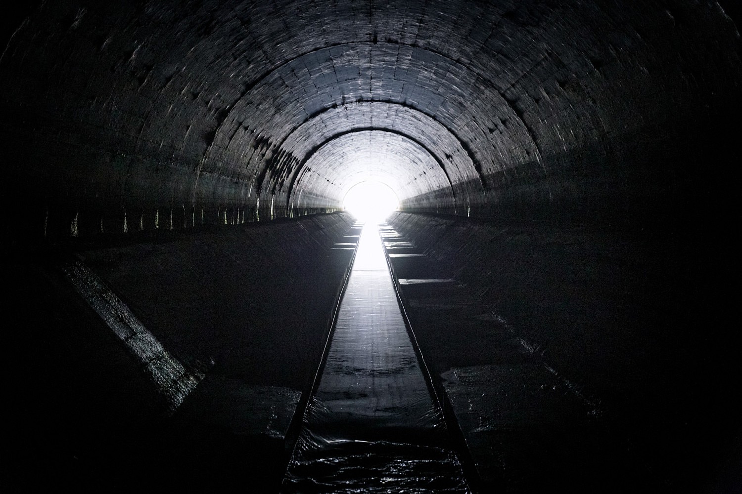 | La Morée, au cœur de la zone industrielle Garonor. Comme le ruisseau du Sausset, la Morée est une petite rivière née à Sevran du ruissellement sur les derniers contreforts du massif de l’Aulnoye à Vaujours. À partir de la fin du XIXème siècle, ces cours d’eau ont commencé à être localement busés, puis petit à petit, tout leur linéaire a disparu, intégré dans le système d’assainissement départemental au début des années 1950..La Morée est très peu perceptible sur le territoire. En effet, l’unique tronçon conséquent resté à ciel ouvert (environ 1,5 km) se situe à la limite d’Aulnay-sous-Bois et du Blanc-Mesnil, dans la zone d’activités Garonor, où elle est canalisée sur tout son parcours. À la traversée de ce paysage industriel insolite, elle ne bénéficie d’aucune mise en valeur particulière..Au niveau de l’aéroport du Bourget, seule la nette inflexion des pistes qui respectent la topographie de la vallée laisse deviner la présence